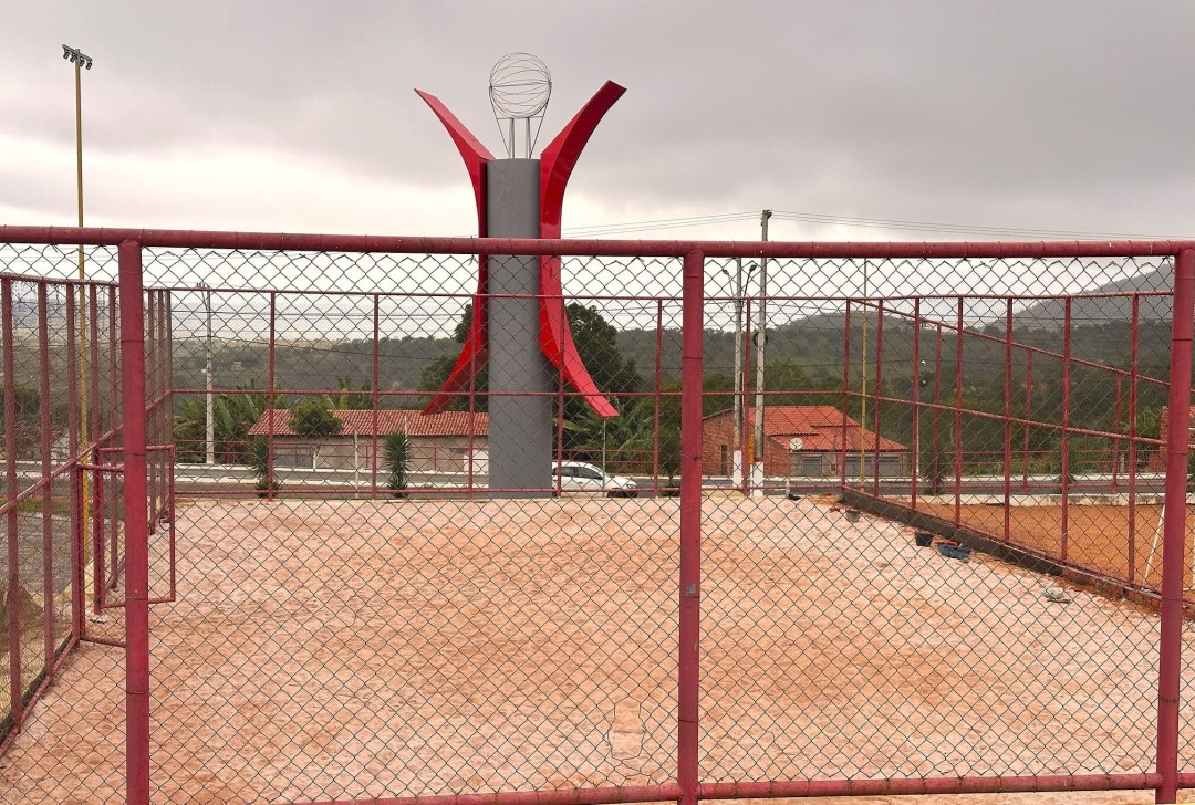 Prefeitura  realiza melhorias em quadra na Praça da Juventude